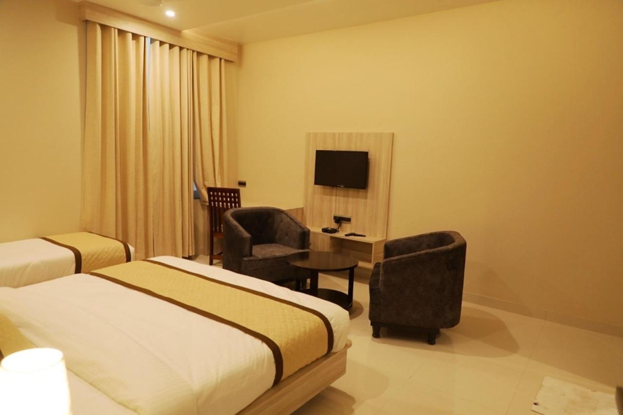 Pine Regency - Aravali'S Peak View Hotell Udaipur Exteriör bild