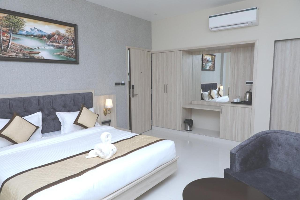 Pine Regency - Aravali'S Peak View Hotell Udaipur Exteriör bild