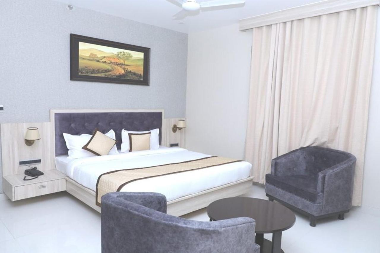 Pine Regency - Aravali'S Peak View Hotell Udaipur Exteriör bild