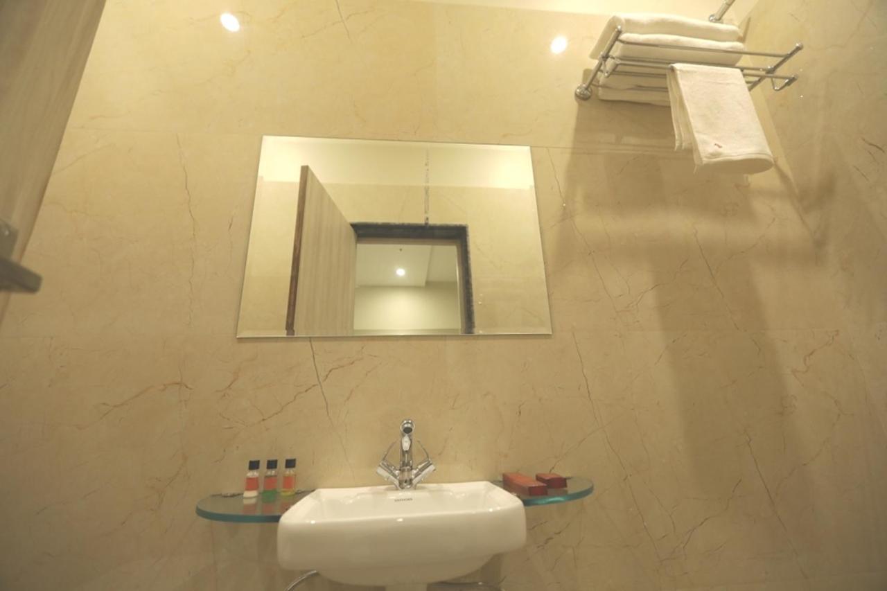 Pine Regency - Aravali'S Peak View Hotell Udaipur Exteriör bild