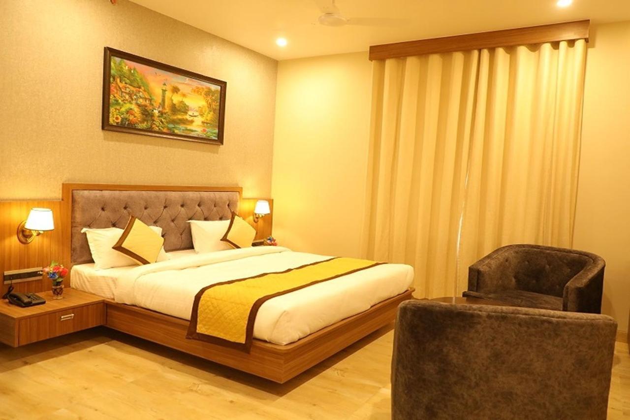 Pine Regency - Aravali'S Peak View Hotell Udaipur Exteriör bild